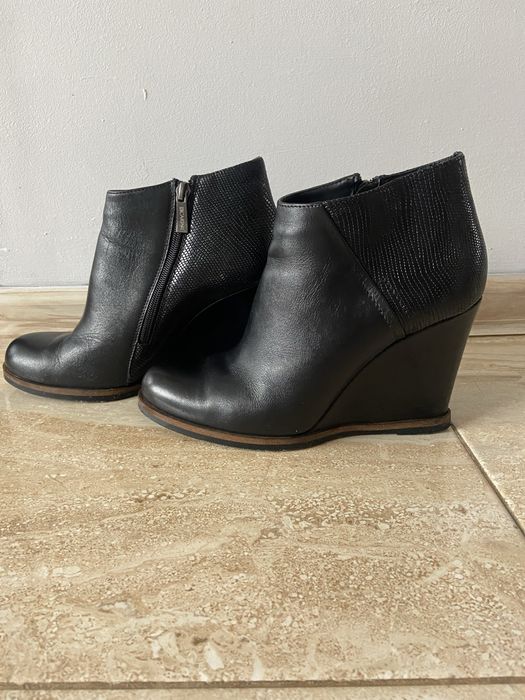 Buty na koturnie firmy „Carinii”