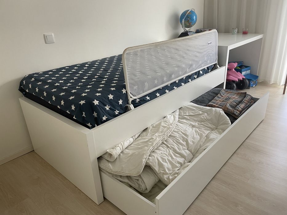 Cama individual com colchao e resguardo