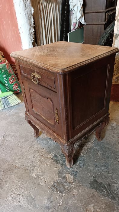 Mesa de cabeceira para restaurar