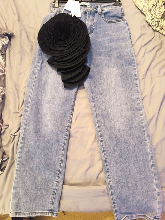 Nowe spodnie jeansowe jeansy z ozdobą broszką