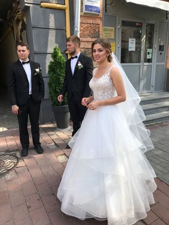 Весільна сукня, із шлейфом