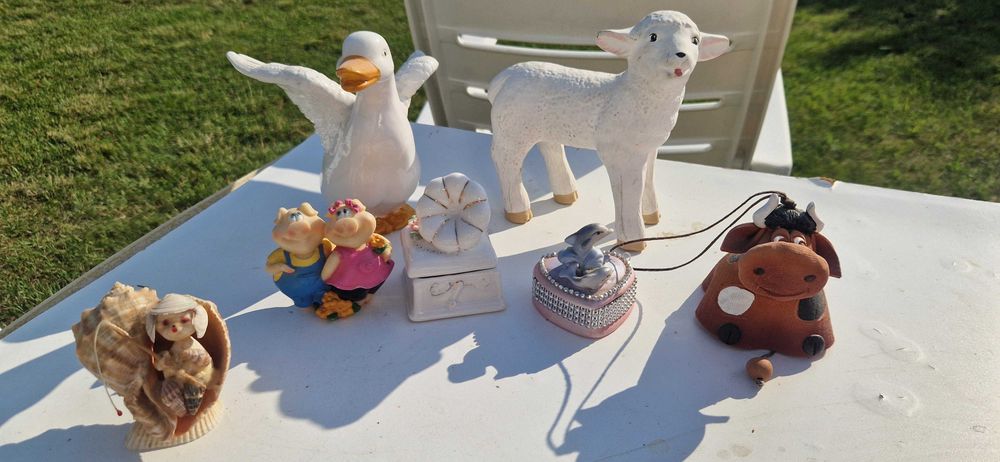 Figurki różne — krowa dzwonek, muszelki itp.