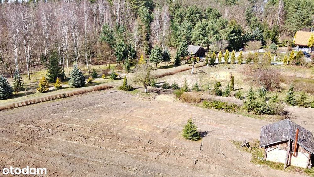 Piękna działka na zamkniętym osiedlu z warunkami zabudowy.