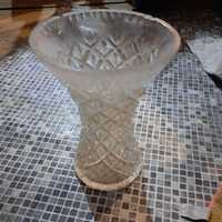 Kryształowy wazon z lekkim ubytkiem