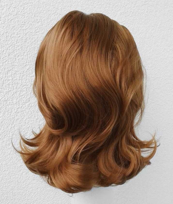Brązowa ruda peruka fryzura lata 60 70 te natapirowana Peggy Bundy wig