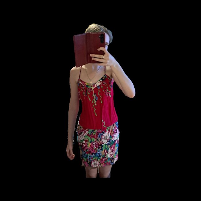 Легка квіткова сукня до коліна