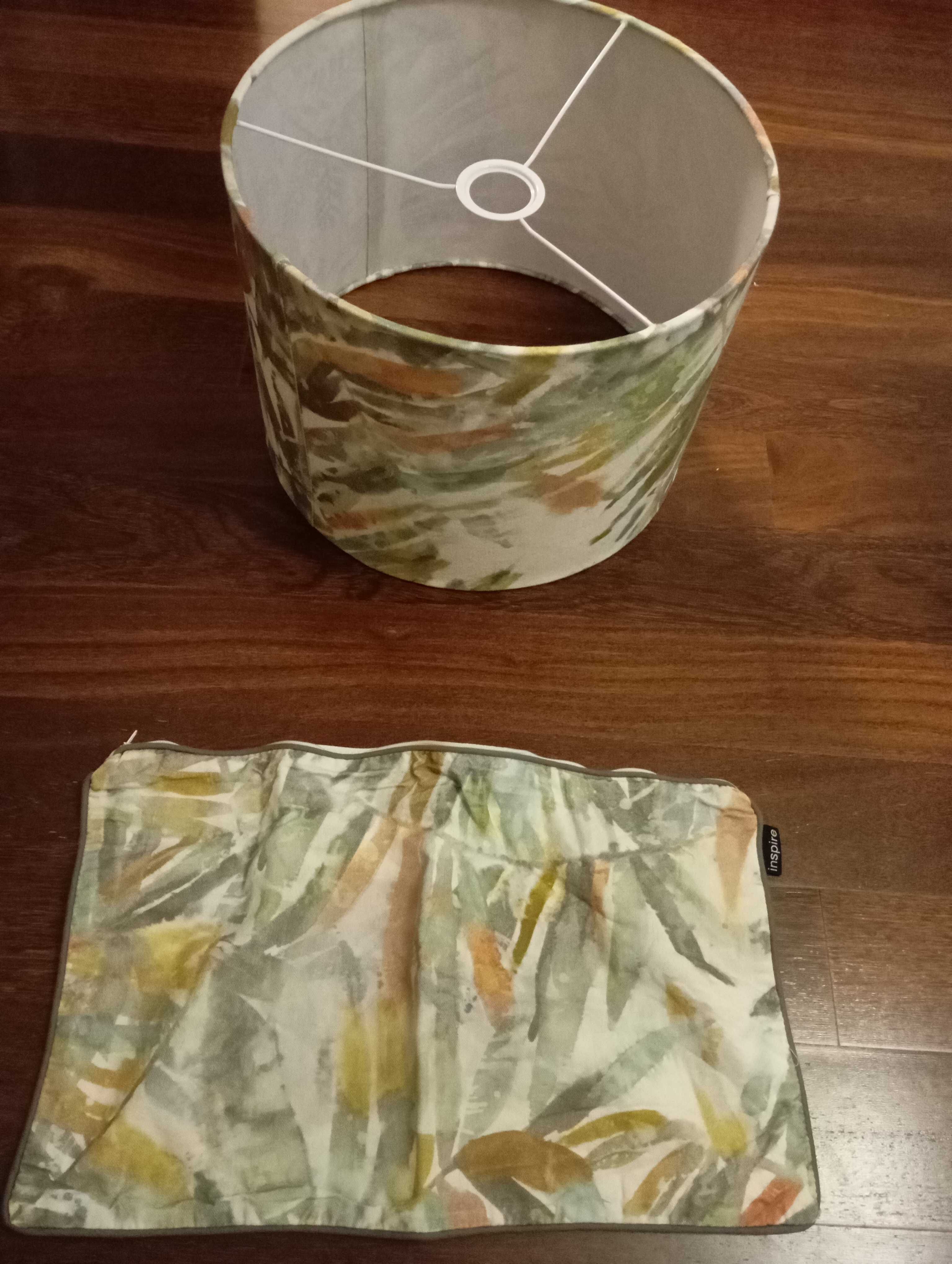 Almofada , abajur, cadeira e mesa