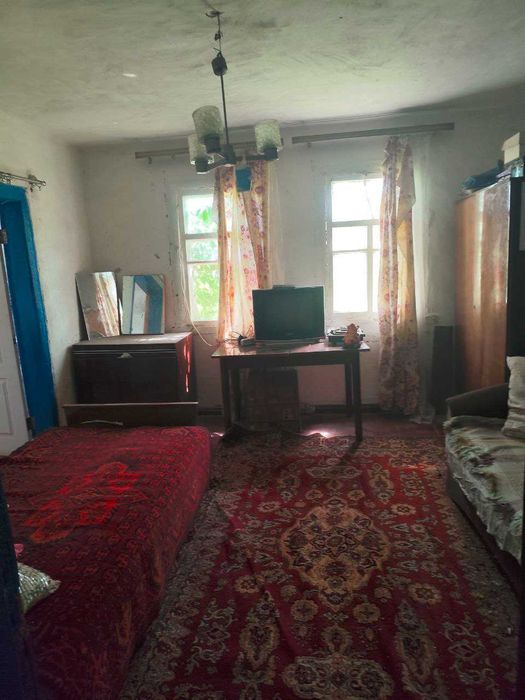 Продам цегляну окрему половину будинку в Золочеві під ваш ремонт.