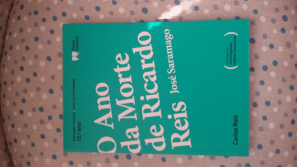 Vendo um livro