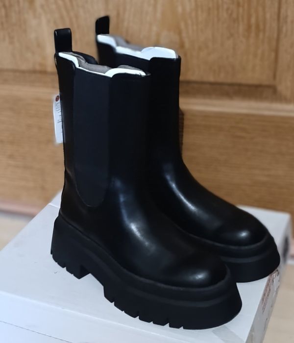 Продаються нові жіночі челси Pull&Bear