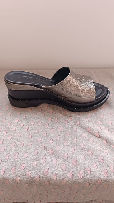 Шлёпанцы на танкетке