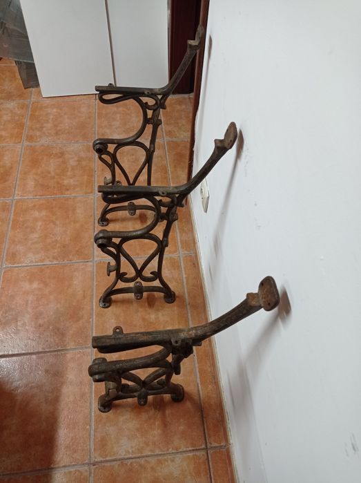 Estrutura antiga de ferro para cadeira dupla