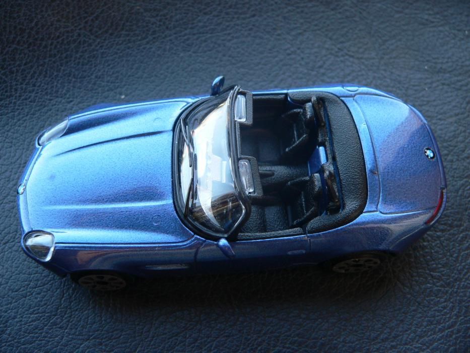 3 carrinhos em metal