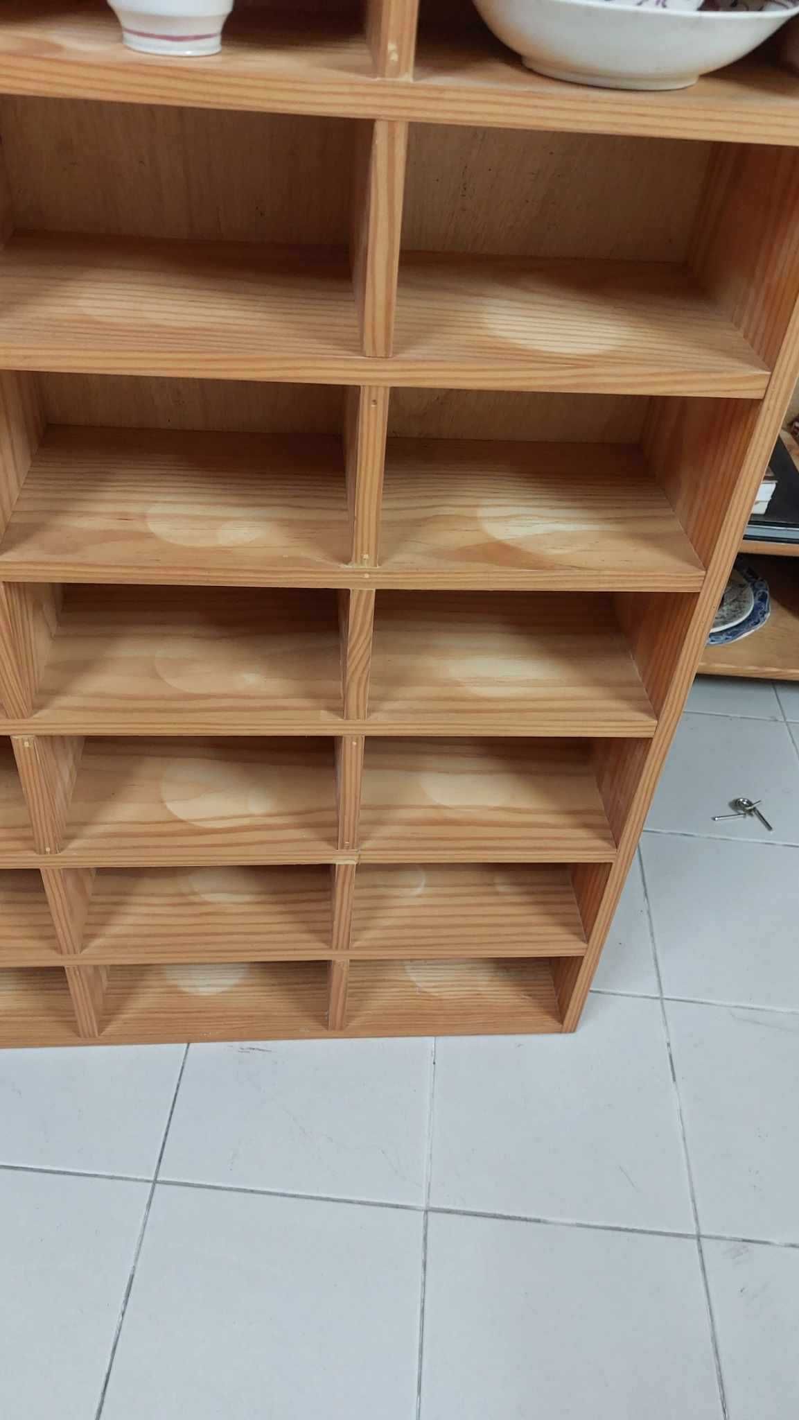 Expositor em pinho para chávenas