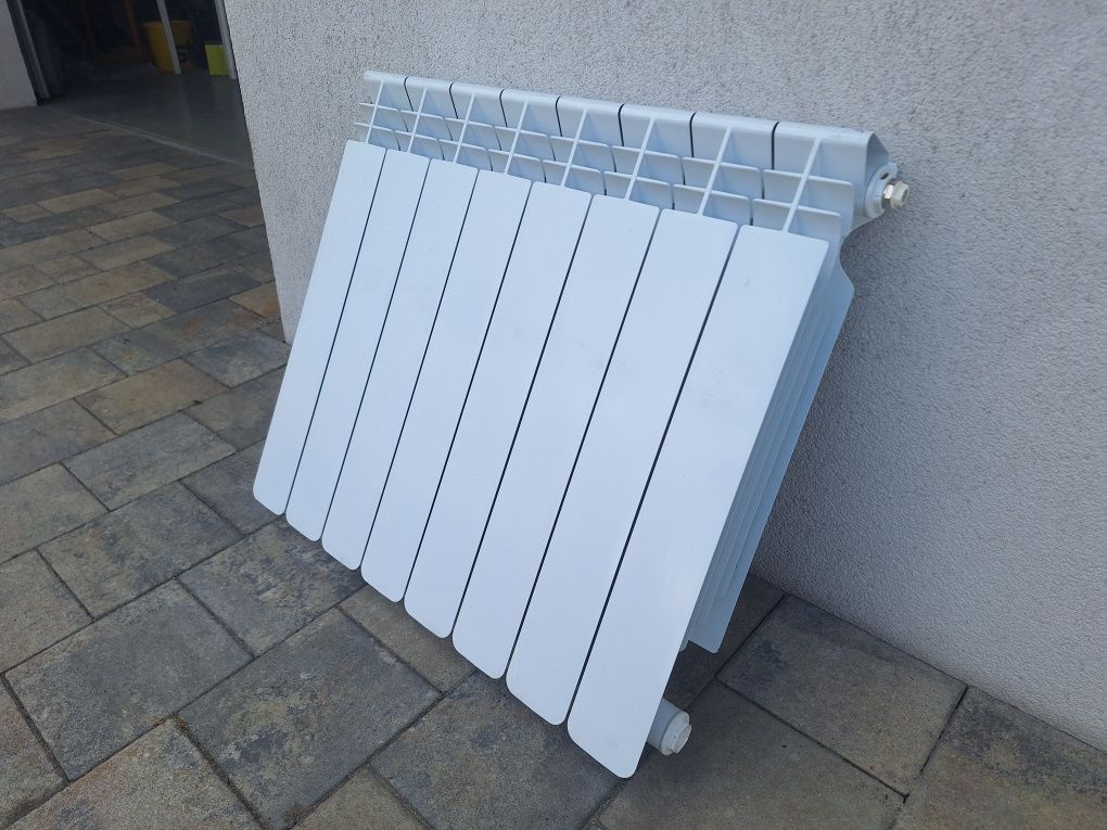 Grzejnik aluminiowy z osprzerem