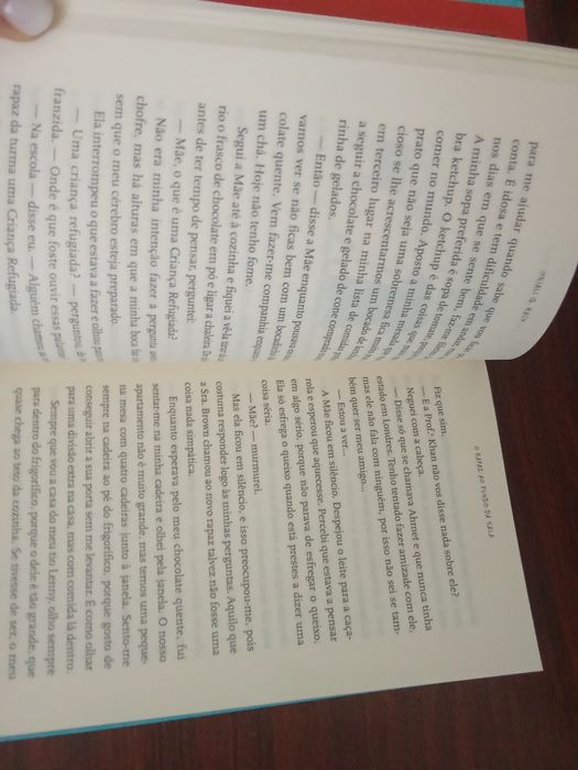 Vendo Livro O Rapaz ao fundo da sala
