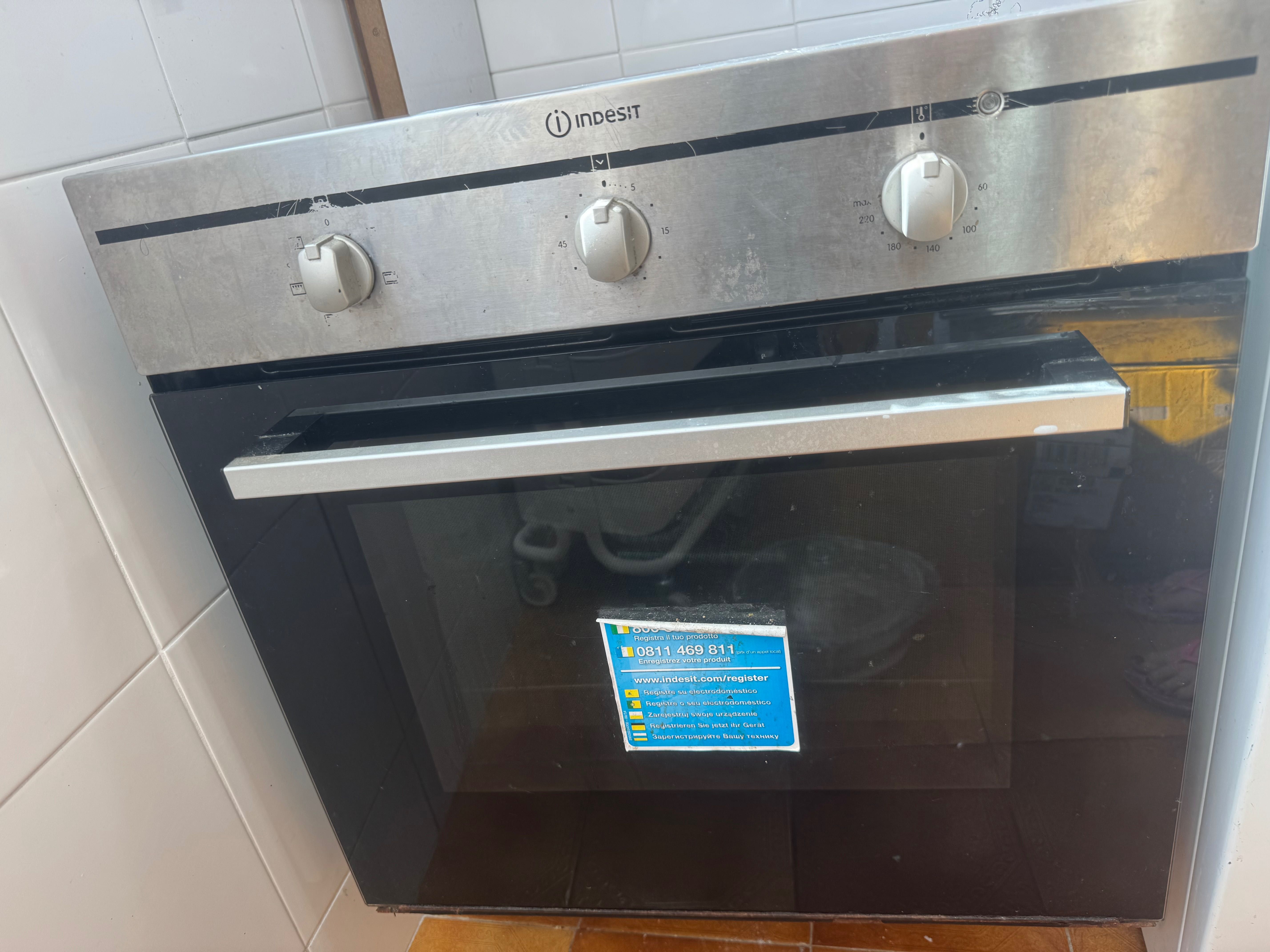 Forno de encastrar multifunções 71 Litros cinza Indesit