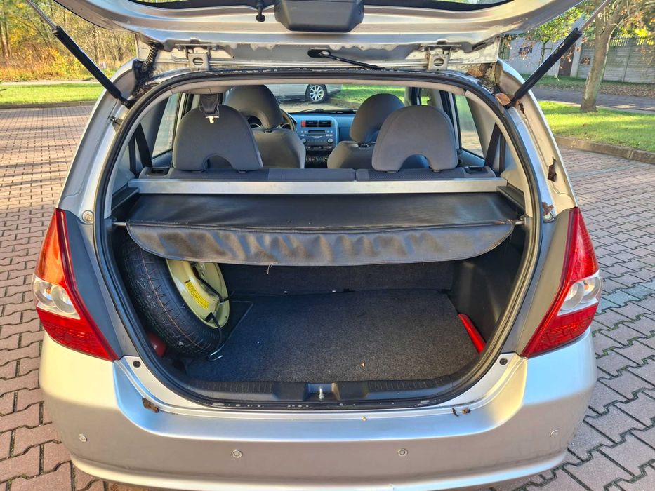 Rezerwacja Honda Jazz 1.3 ben z gazem 2003rok.