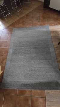 Duży szary dywan