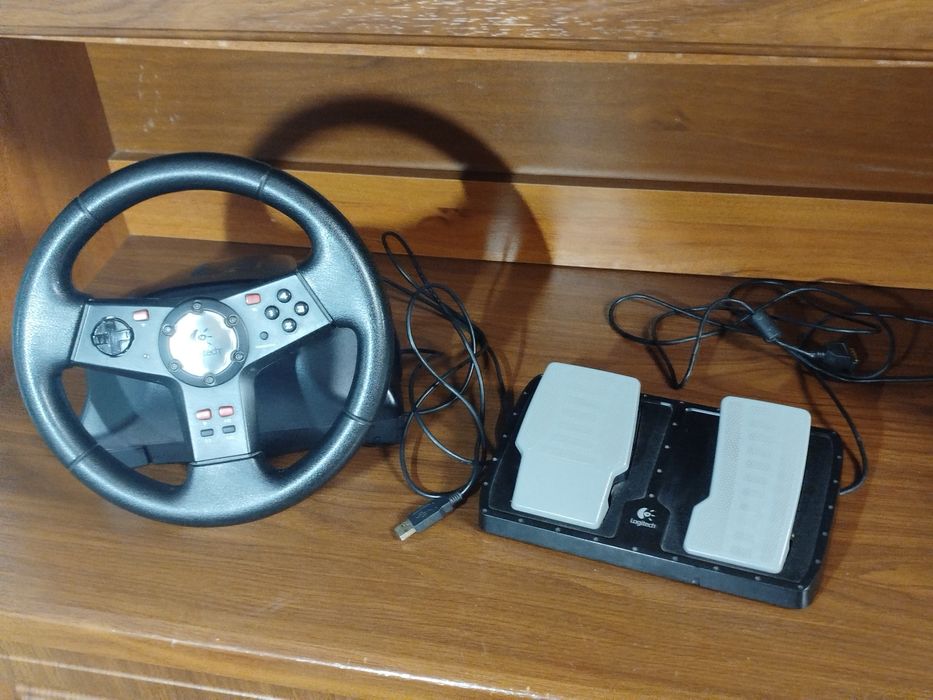 руль ігровий logitech і педалі