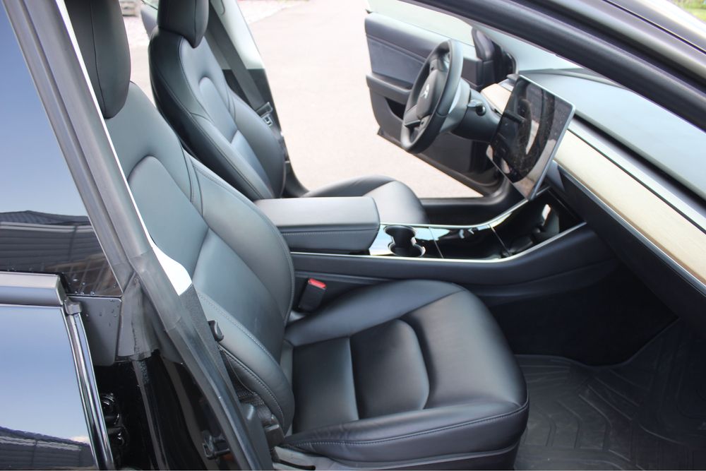 Tesla Model 3 SR+