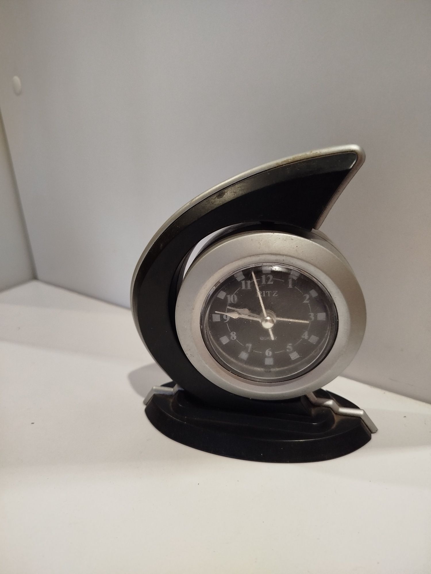 Zegarek budzik bardzo ładny elegancki wysokość do 15 cm