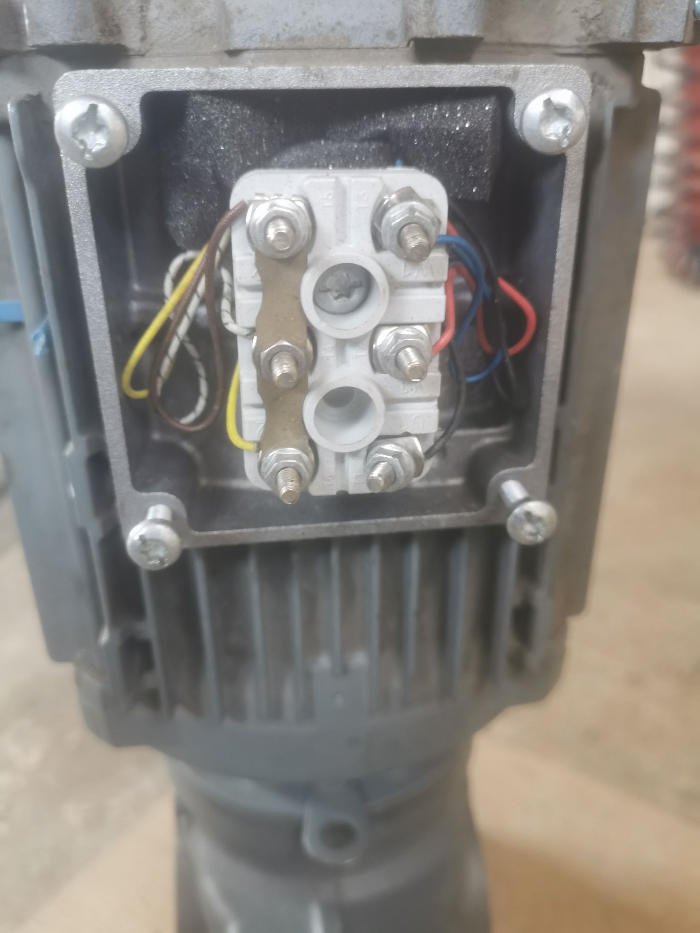 Silnik 1.1kw z przekładnią 1400/120 wałek 30mm