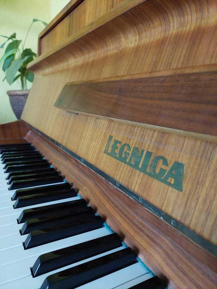 Sprzedam pianino LEGNICA stan bdb. Używany do nauki gry. Cena 2000.