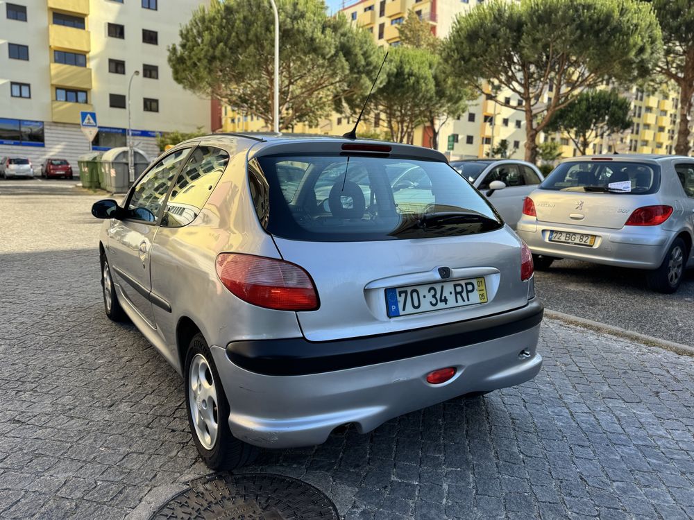 Peugeot kfw 1.4 gasolina ano 2001 em bom estado geral.
