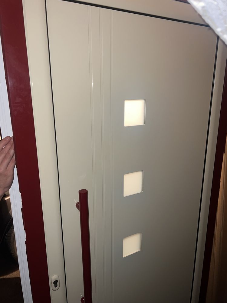 Portas de entrada em aluminio, com aro e canhão