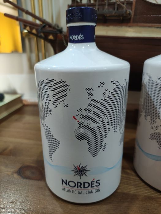 Courvoisier e Nordės garrafas de litro