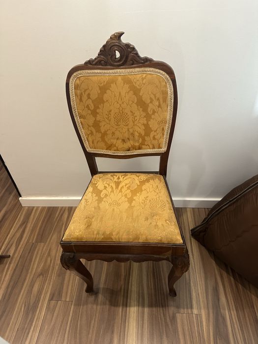 Cadeira antiga em cerejeira