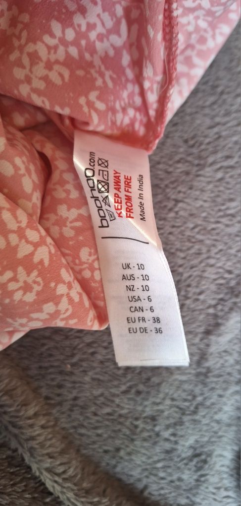 Jasnoróżowy kombinezon w białe kwiatki długość 3/4 Nowy Boohoo rozmiar