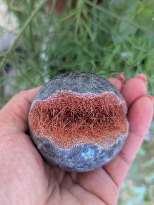 Esfera de Cristal de Quartzo com Agulhas de Goethite Vermelhas.