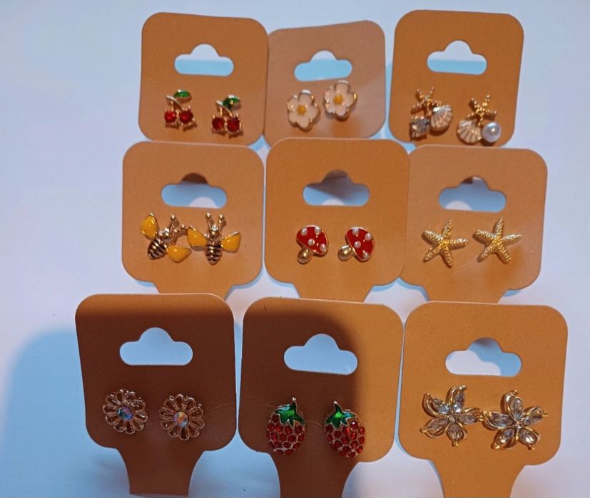 Brincos. Novos.
Cada par 2,25€.
Mais modelos disponíveis nas fotos.