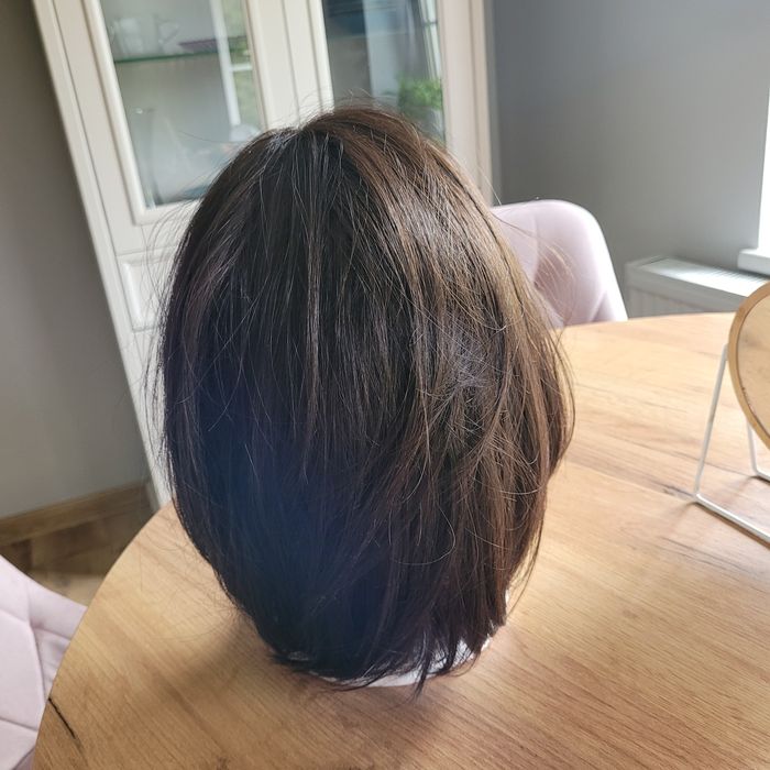 Peruka syntetyczna. Długość do ramion