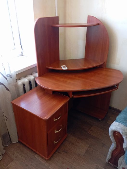 Продам комп'ютерний стіл.
