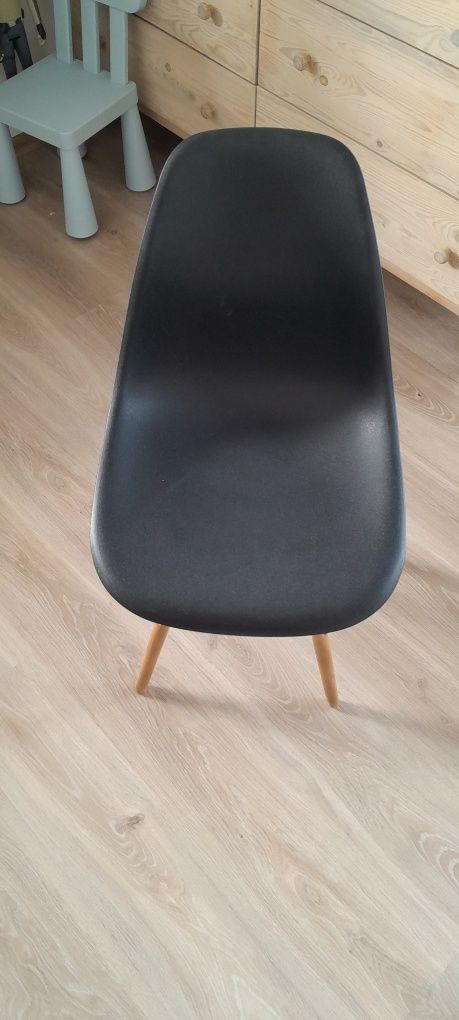 Czarne krzesło drewniane nogi loft scandi
