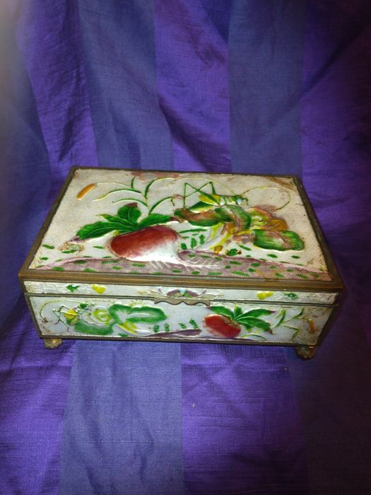 Caixa de musica antiga  mecanica   em esmalte assinada