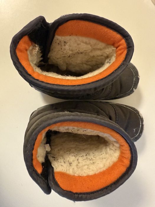 Дитячі зимові сапожки біля дому