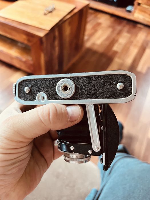 Stary aparat fotograficzny sprawny.