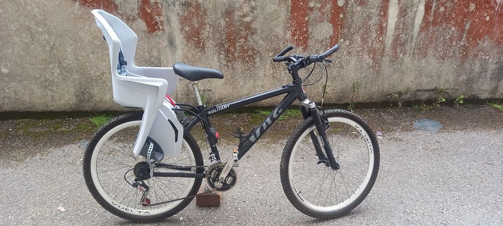 Cadeira e bicicleta
