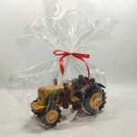 Drewniany model w celofanie- traktor B. Traktorek. Pomysł na prezent