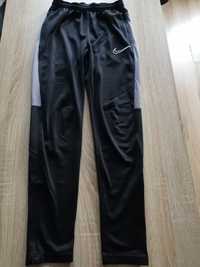 Spodnie sportowe  Nike dry fit 146/152
