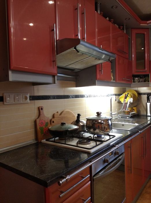 Продається кухонна углова стільниця з мойкою.