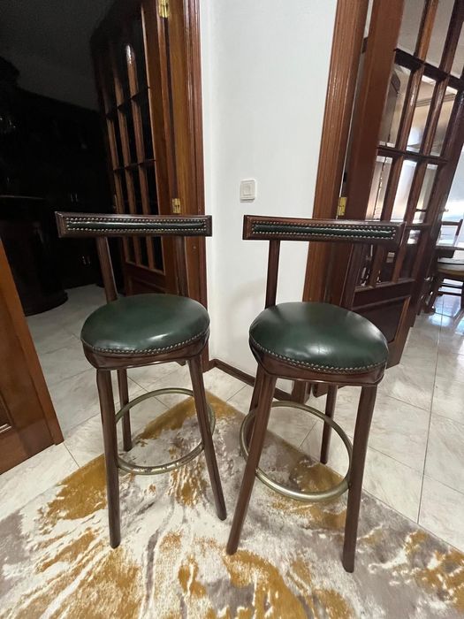 Bar de sala com mesa de centro e 2 cadeiras