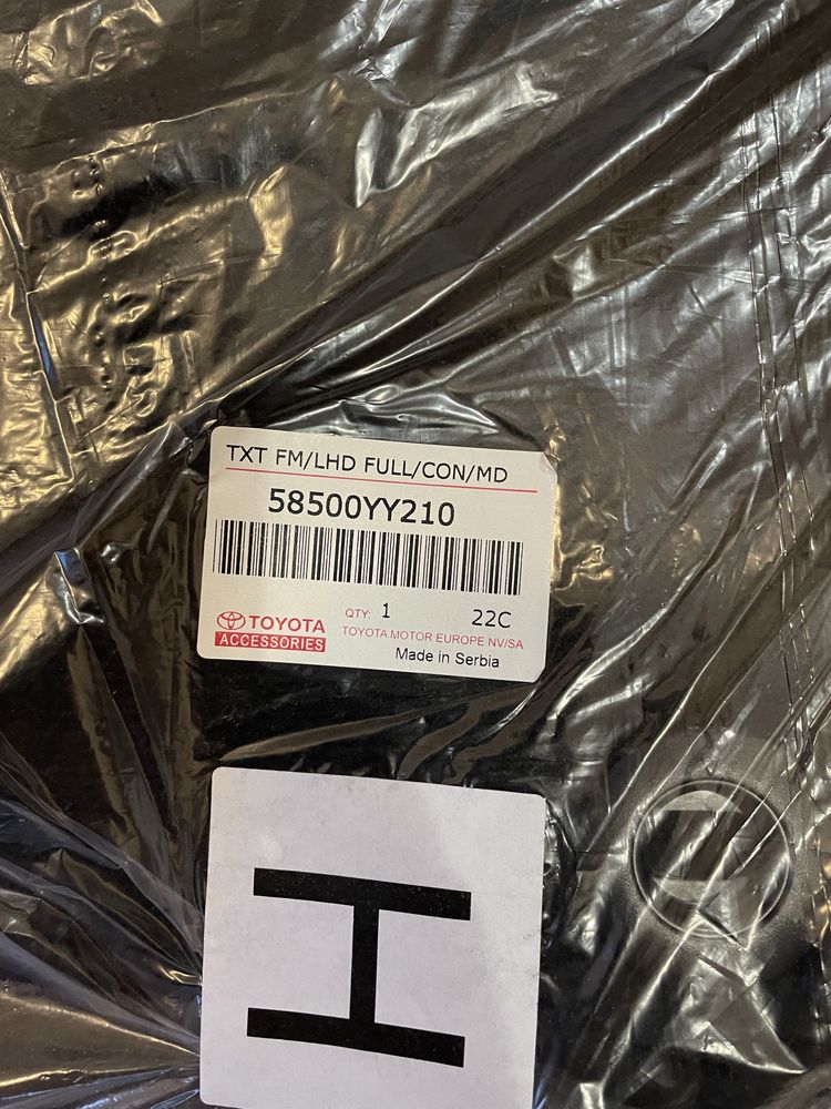Toyota Yaris dywaniki, oryginał komplet