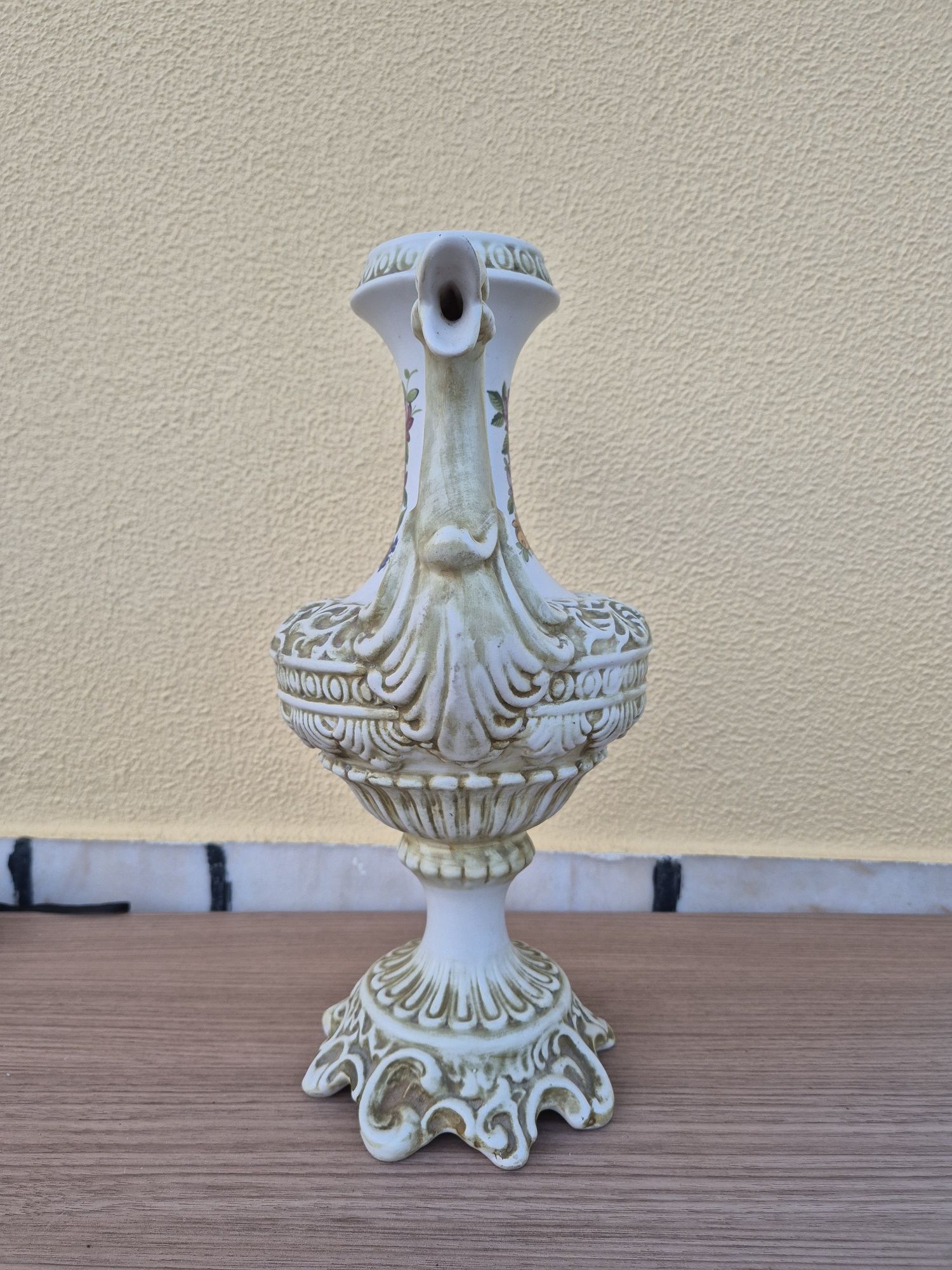 Jarra em Porcelana Decorativa