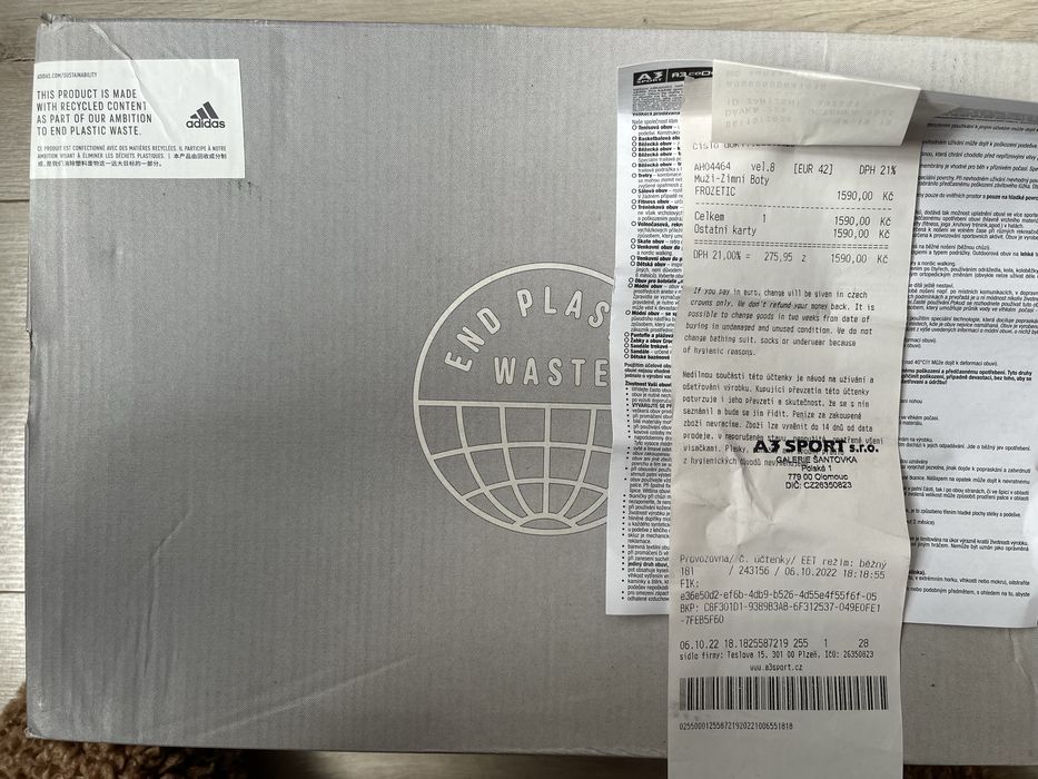 Adidas взутя на хлопця-чоловіка