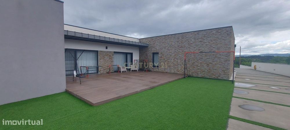 Luxuosa Moradia com Vista Panorâmica em Chaves